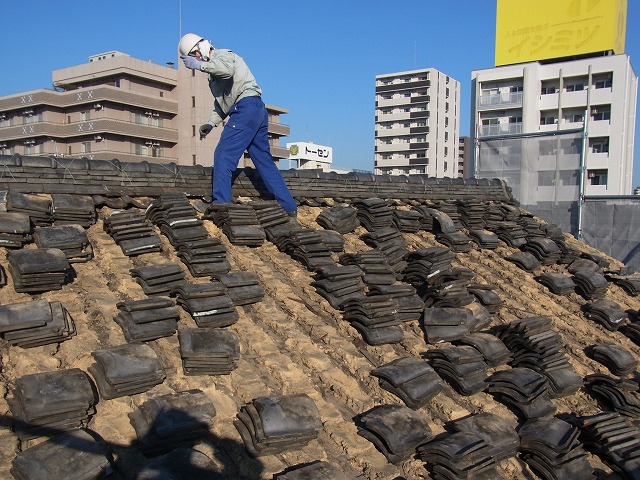 外した瓦を数枚ずつまとめている